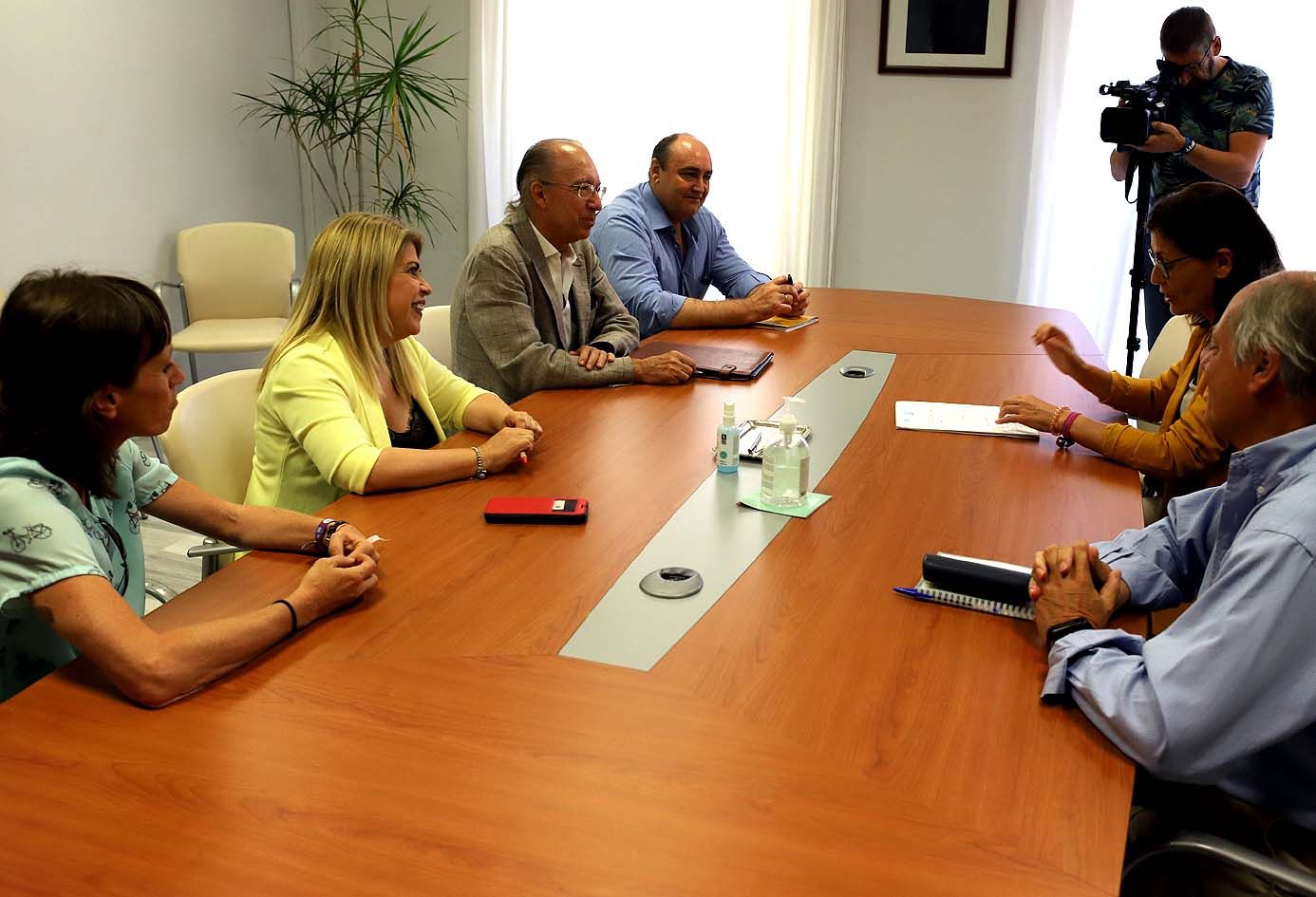 La alcaldesa durante la firma con la promotora, este martes en el Ayuntamiento de Jerez.