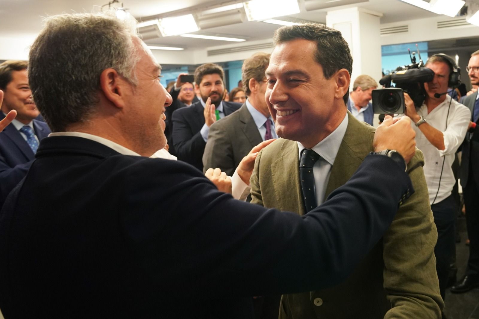 Elías Bendodo y Juan Manuel Moreno.