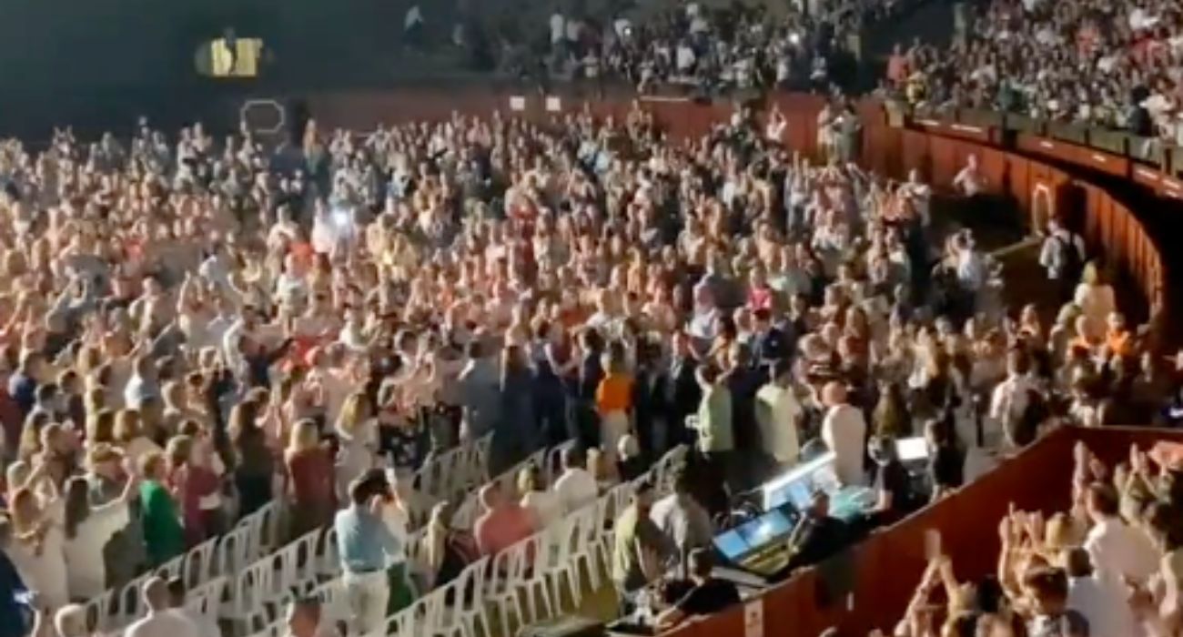 Moreno Bonilla, presidente de la Junta, a su entrada a la Maestranza para presenciar el concierto de José Manuel Soto.