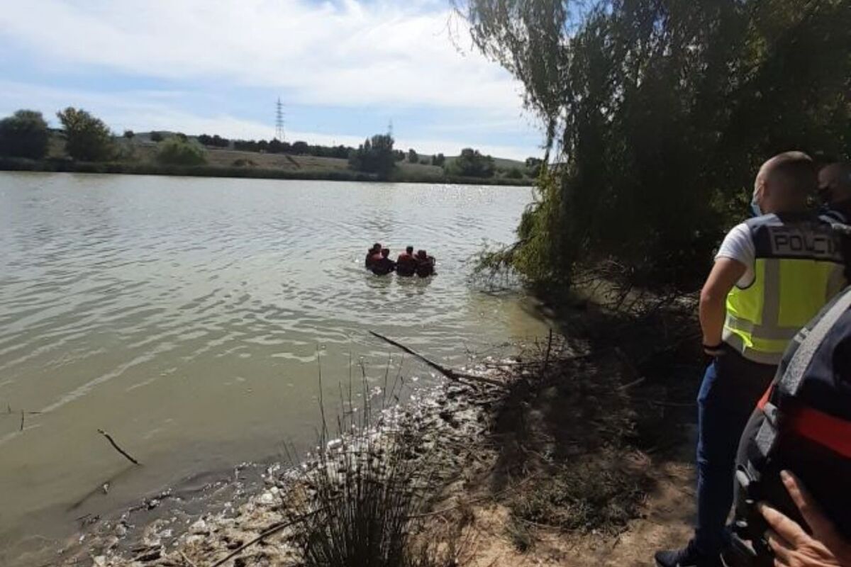 Búsqueda de un cadáver en el río Guadalquivir, en una imagen de archivo. Búsqueda de un cadáver en el río Guadalquivir, en una imagen de archivo.
