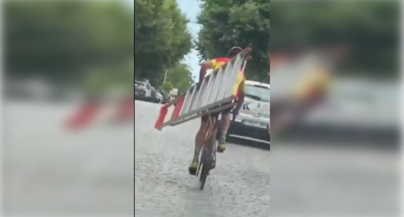 Un ciclista, transportando una escalera en bicicleta en Ronda.