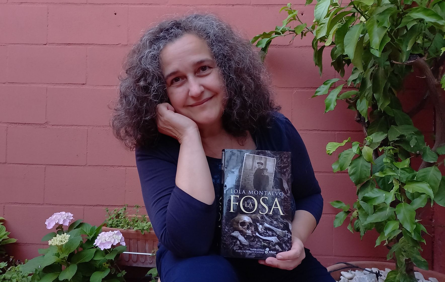 Lola Montalvo posa para lavozdelsur.es con la novela 'La Fosa'.