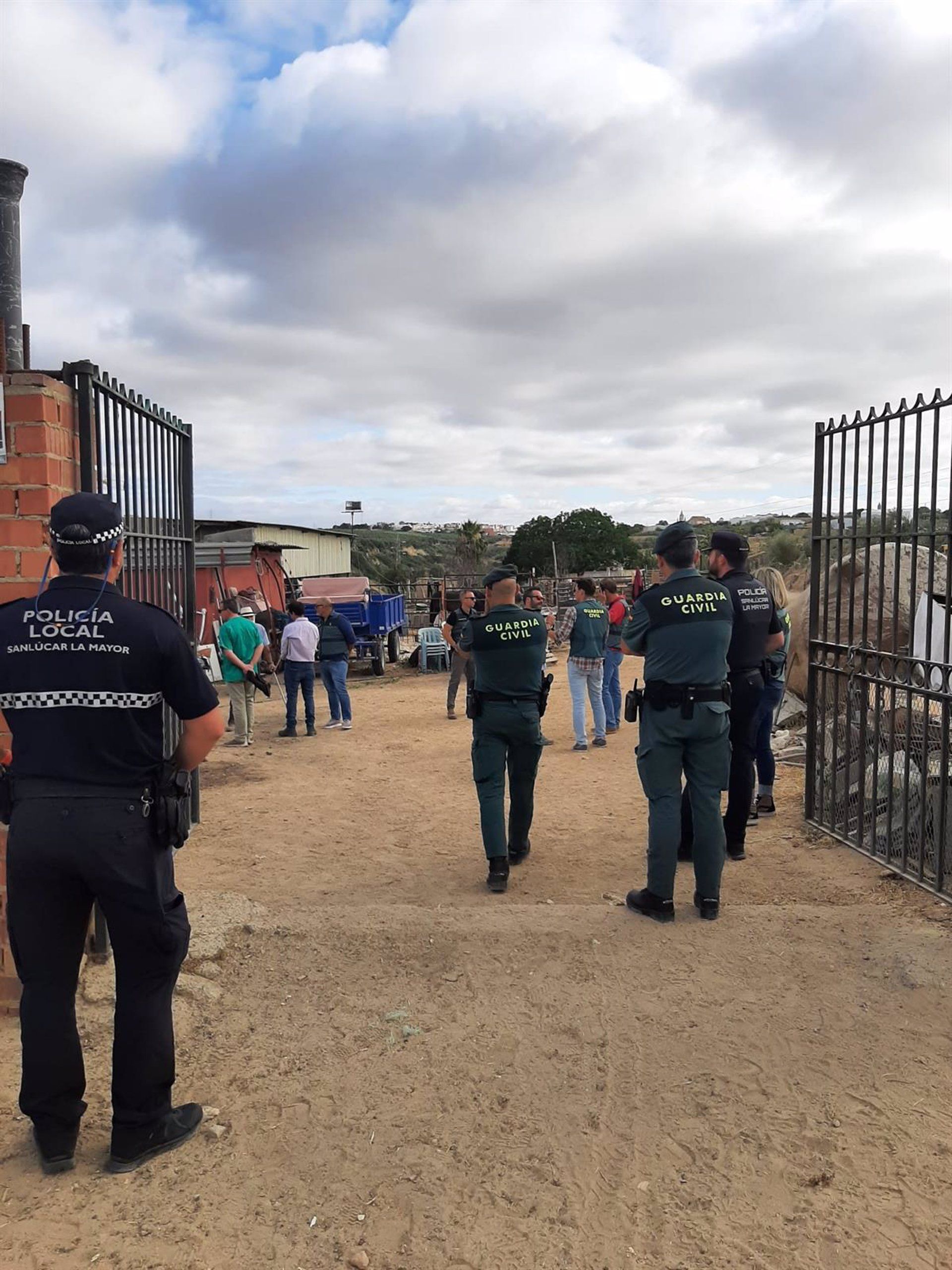 Registro policial en la finca de los detenidos en Sanlúcar la Mayor.