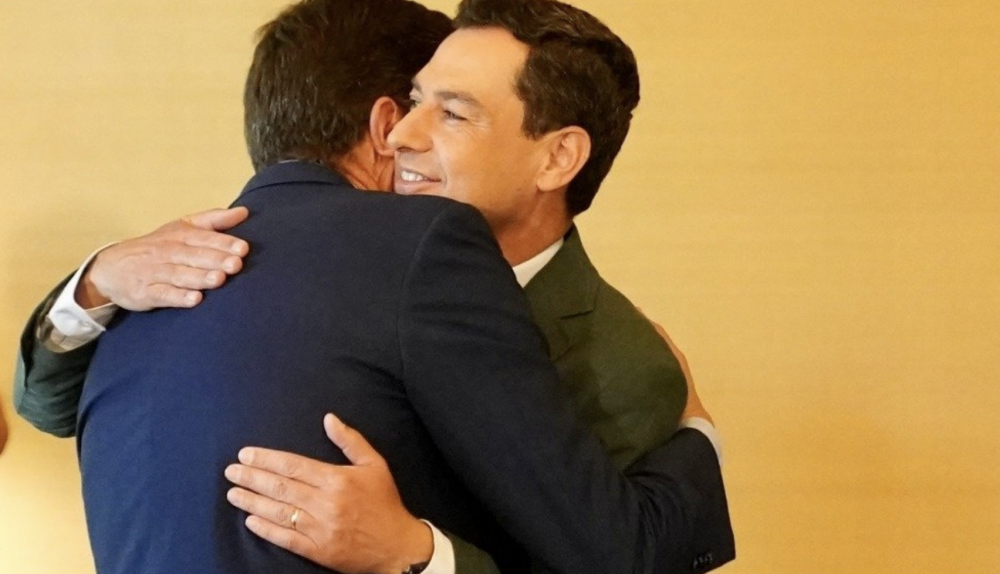 Marín abraza a Moreno, este miércoles, en el primer Consejo de Gobierno tras el 19J.