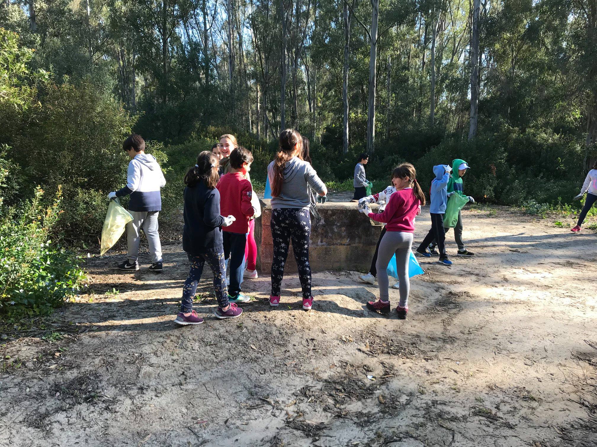 Alumnos del CEIP El Retiro retirando residuos en el parque de Las Aguilillas. FOTO: ECOHERENCIA.