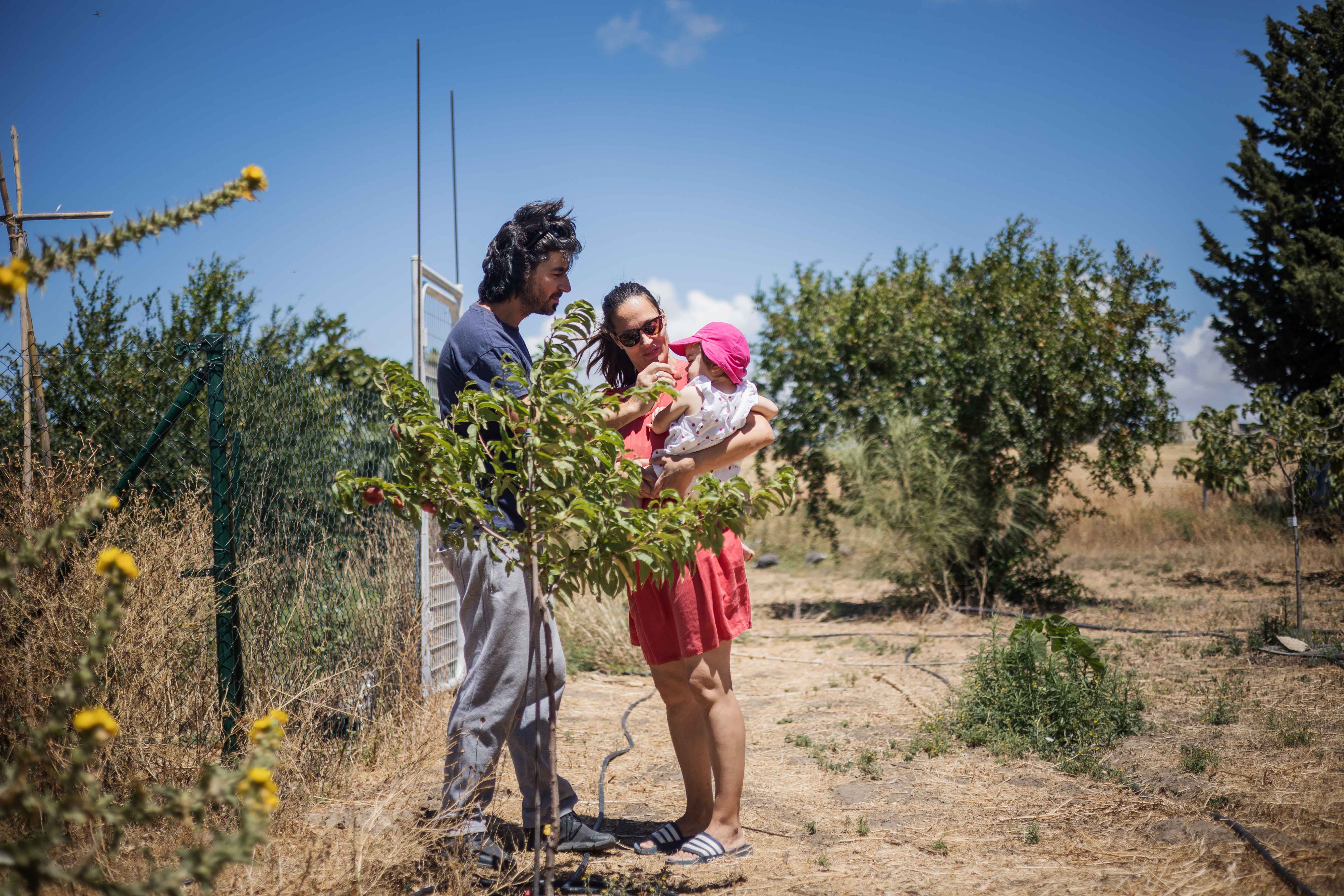 Lara prueba uno de los frutos recogidos.