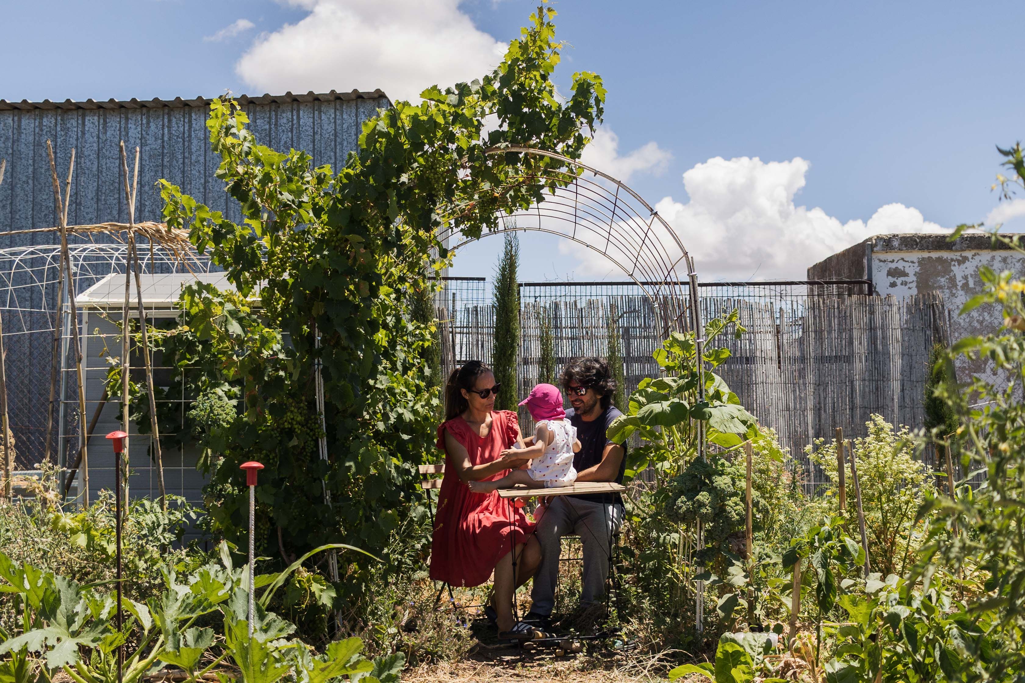 Natasa y Marko junto a su hija en una zona de la finca.