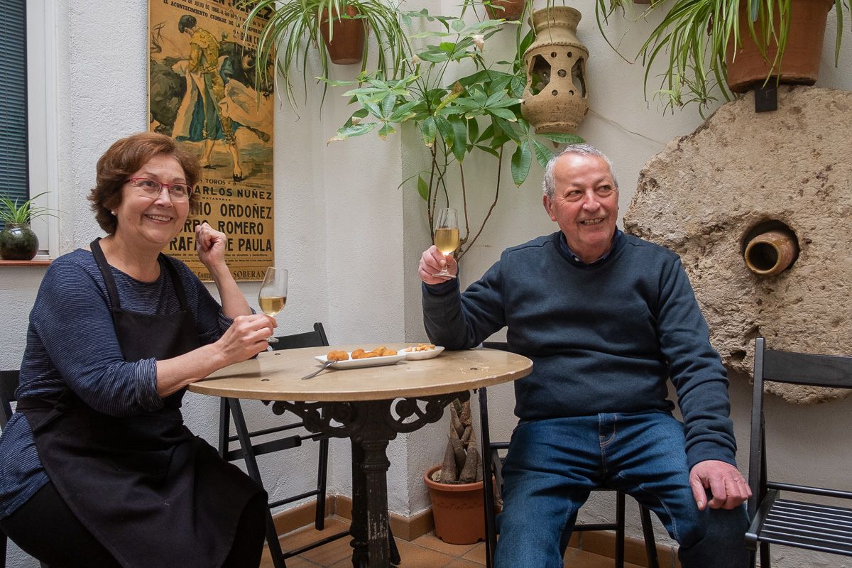 Ana Hidalgo y Domingo Ramírez en el patio interior del Tabanco Mariñíguez. FOTO: MANU GARCÍA.