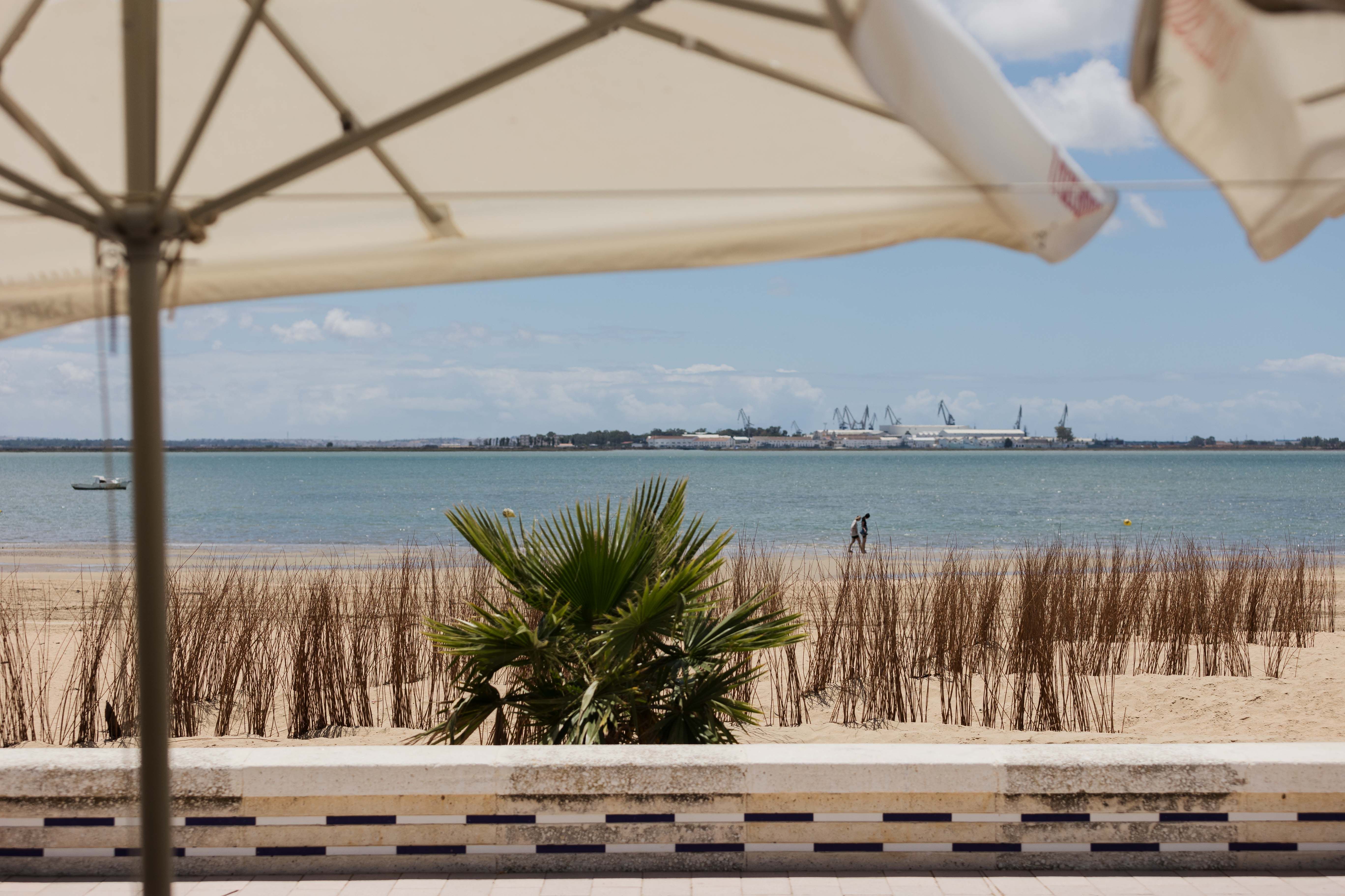 Vista de la playa de la Cachucha desde el chiringuito.