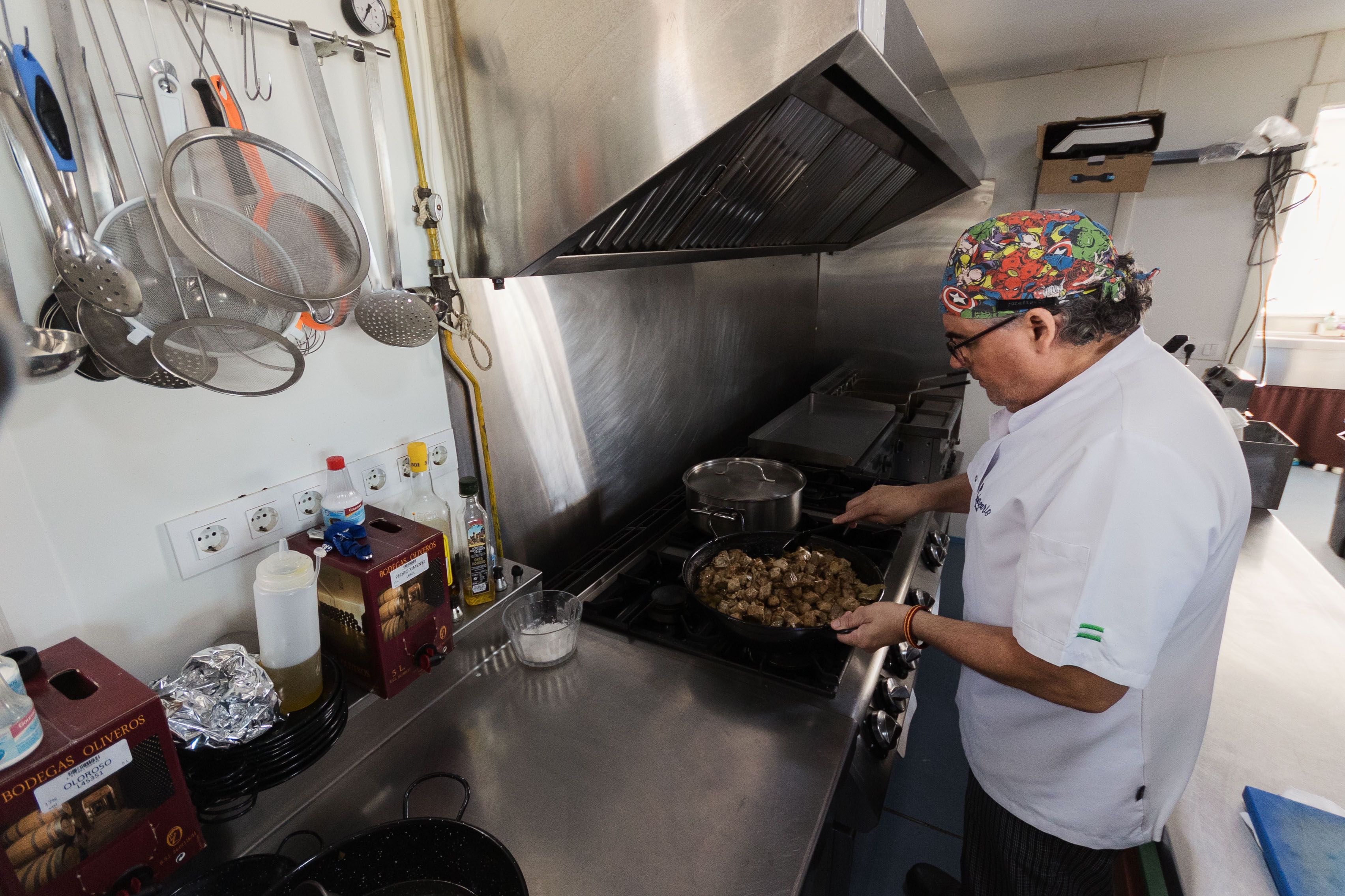 Enrique prepara chicharrones de atún en la cocina de El Balneario beach.