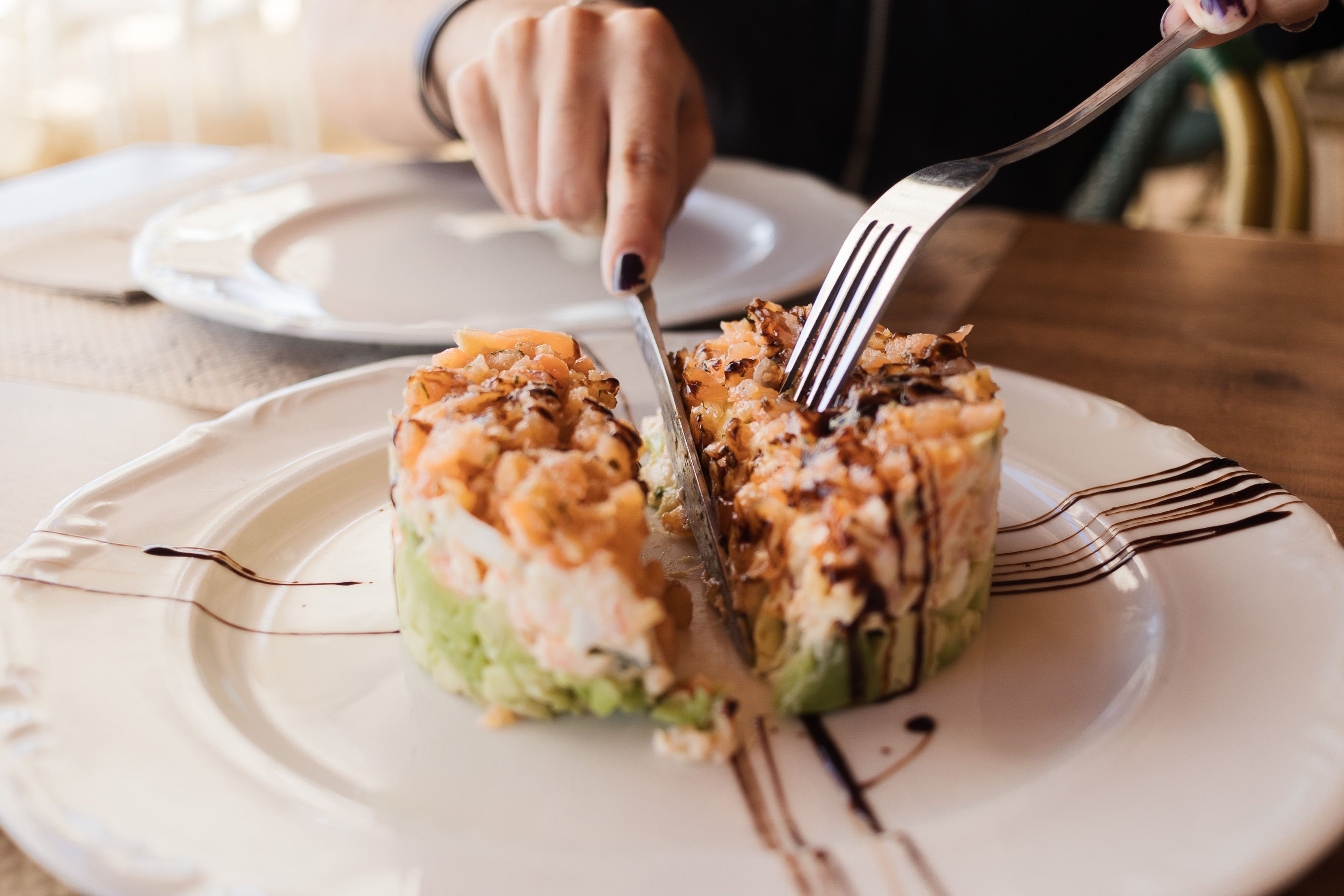 Ensaladilla nórdica con aguacate y salmón.