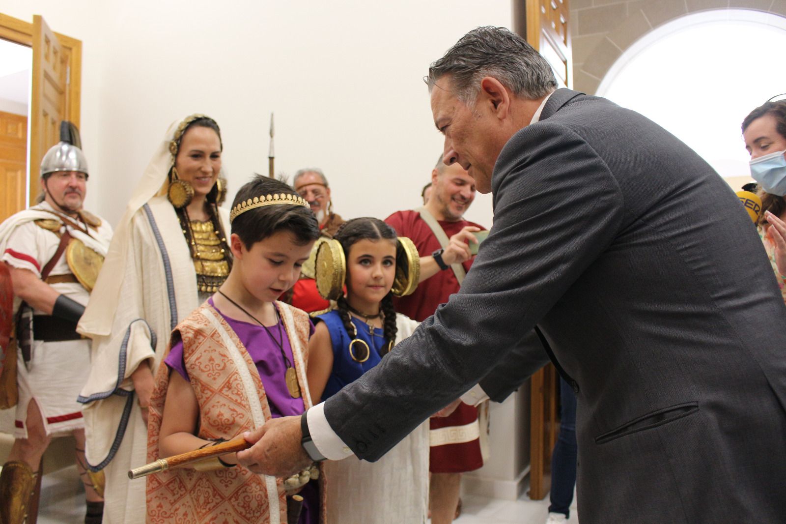 Raúl Caro-Accino entrega el bastón de mando de la ciudad a un niño en las pasadas fiestas íbero-romanas de Cástulo