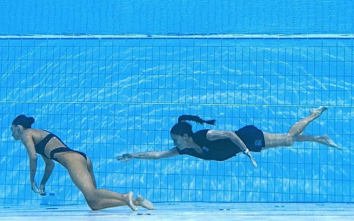Espectacular imagen del rescate tomada por Oli Scarff. Anita Álvarez estuvo a punto de morir ahogada.
