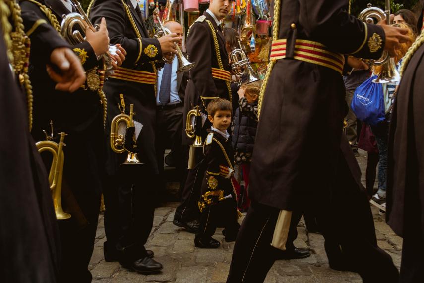Un pequeño músico, en una banda, durante la Semana Santa de Jerez. FOTO: MANU GARCÍA