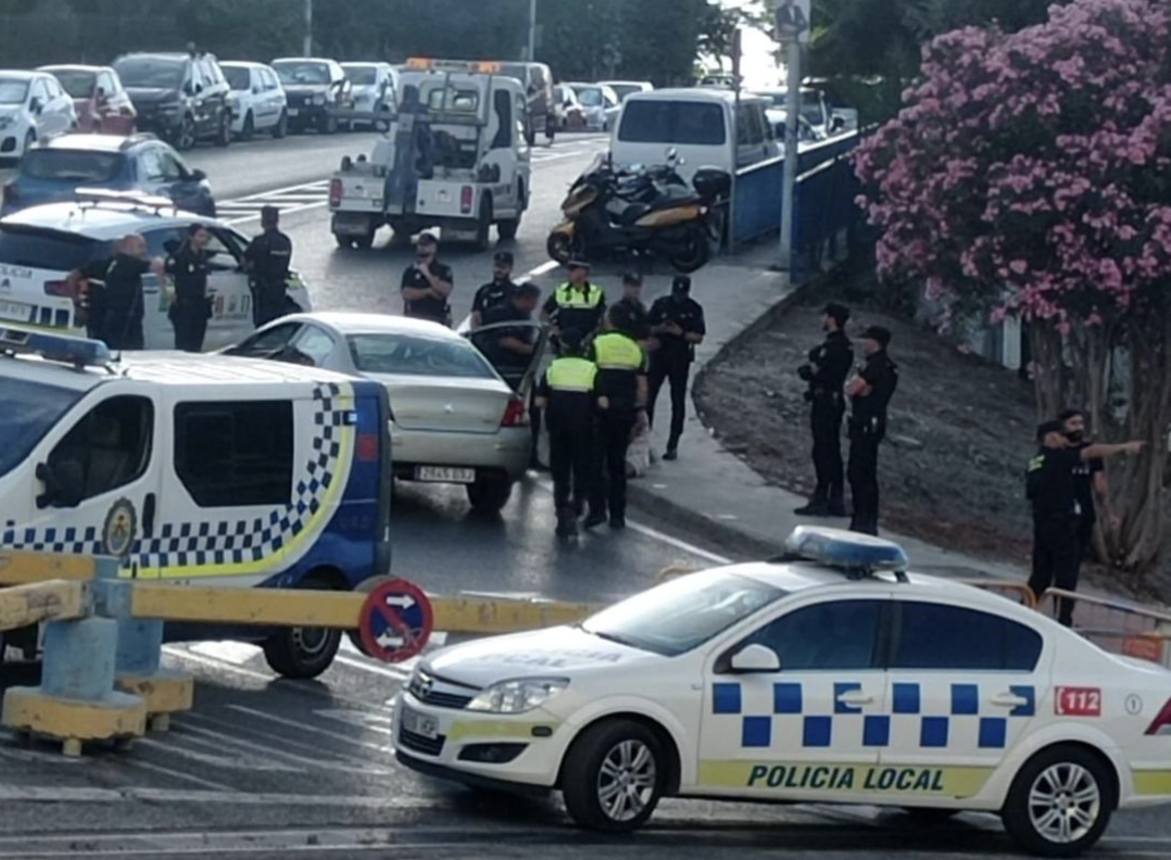 Un hombre arrolla un puesto ambulante dejando un herido y se da a la fuga en Algeciras.