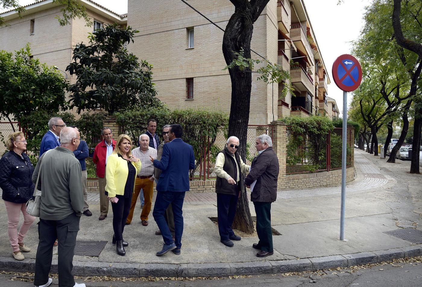 La alcaldesa durante su visita a la avenida Cruz Roja denunciada por el PP.