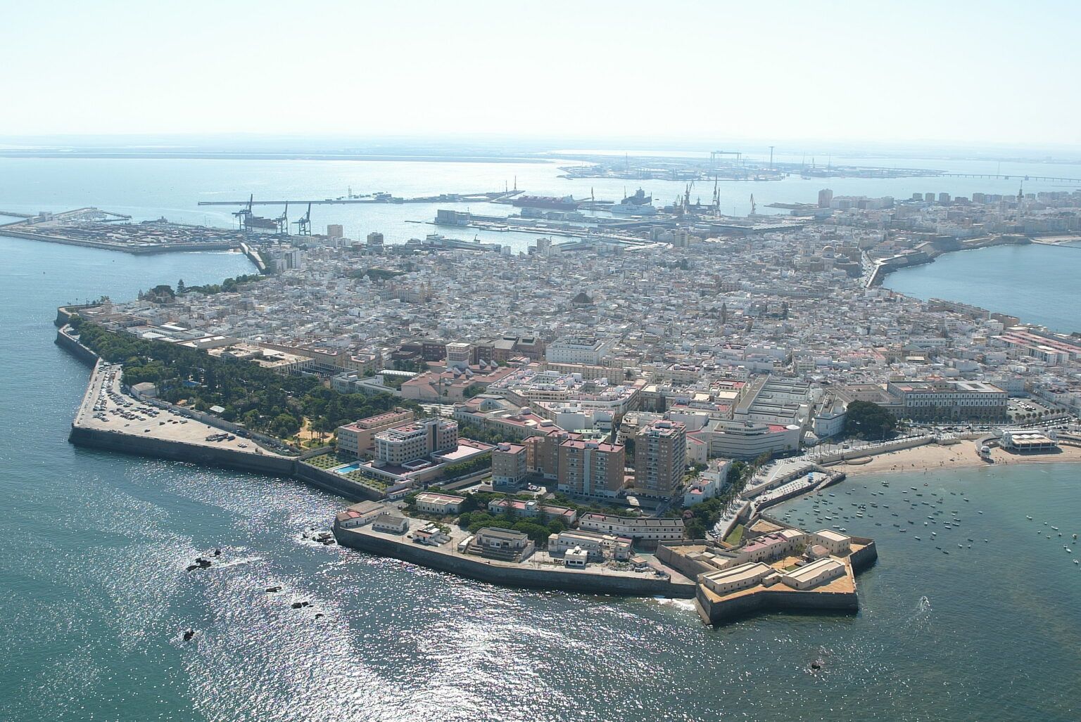 Adelante Izquierda Gaditana pide al gobierno que se cumpla la regulación sobre viviendas turísticas. En la imagen, vista aérea de Cádiz.