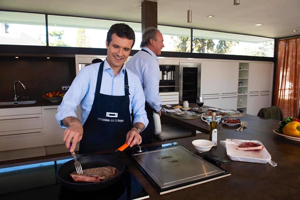 El líder del PP, Pablo Casado, cocinando durante el programa de Bertín Osborne. FOTO: PABLO CASADO. 