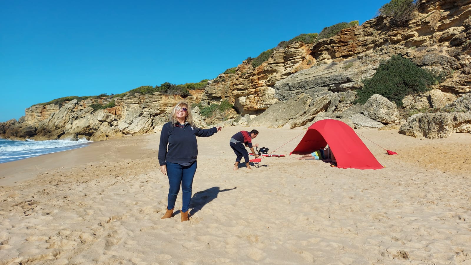 Inma prueba la funcionalidad del invento en una playa gaditana.