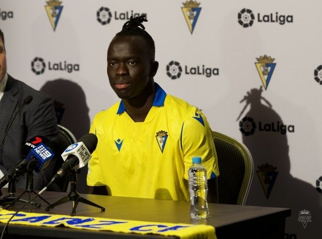 Awer Mabil durante su presentación en el estadio Nuevo Mirandilla.