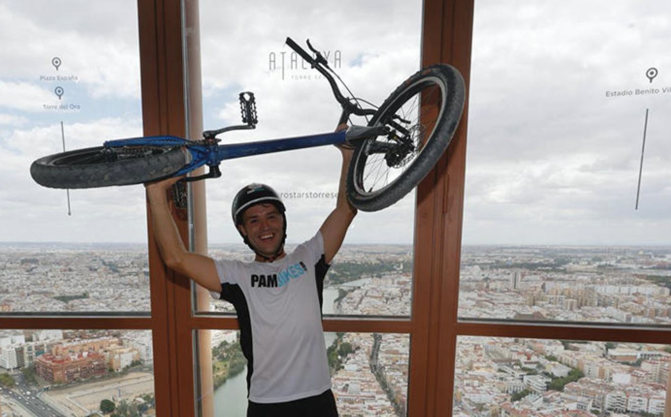 El ciclista onubense Pablo Adame ha batido un récord mundial a la vez que apoyaba la lucha contra el cáncer infantil.