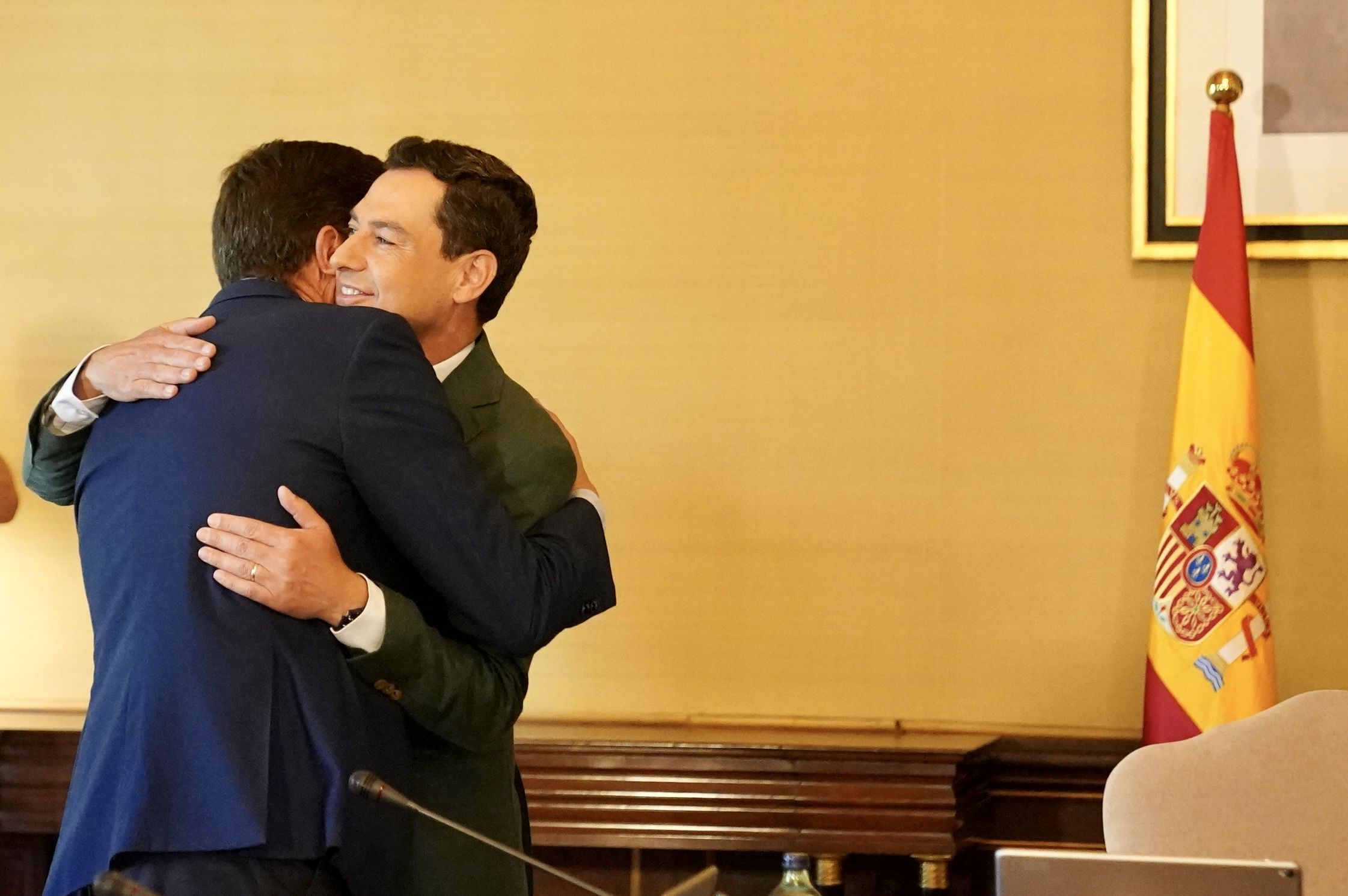 Abrazo entre Juan Marín y el presidente Juanma Moreno.