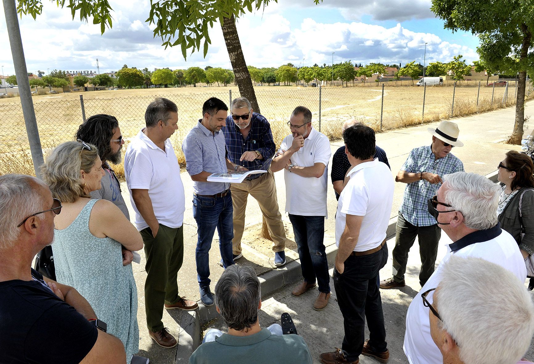 El teniente de alcaldesa del Ayuntamiento de Jerez José Antonio Díaz informando a los vecinos de Villas del Este