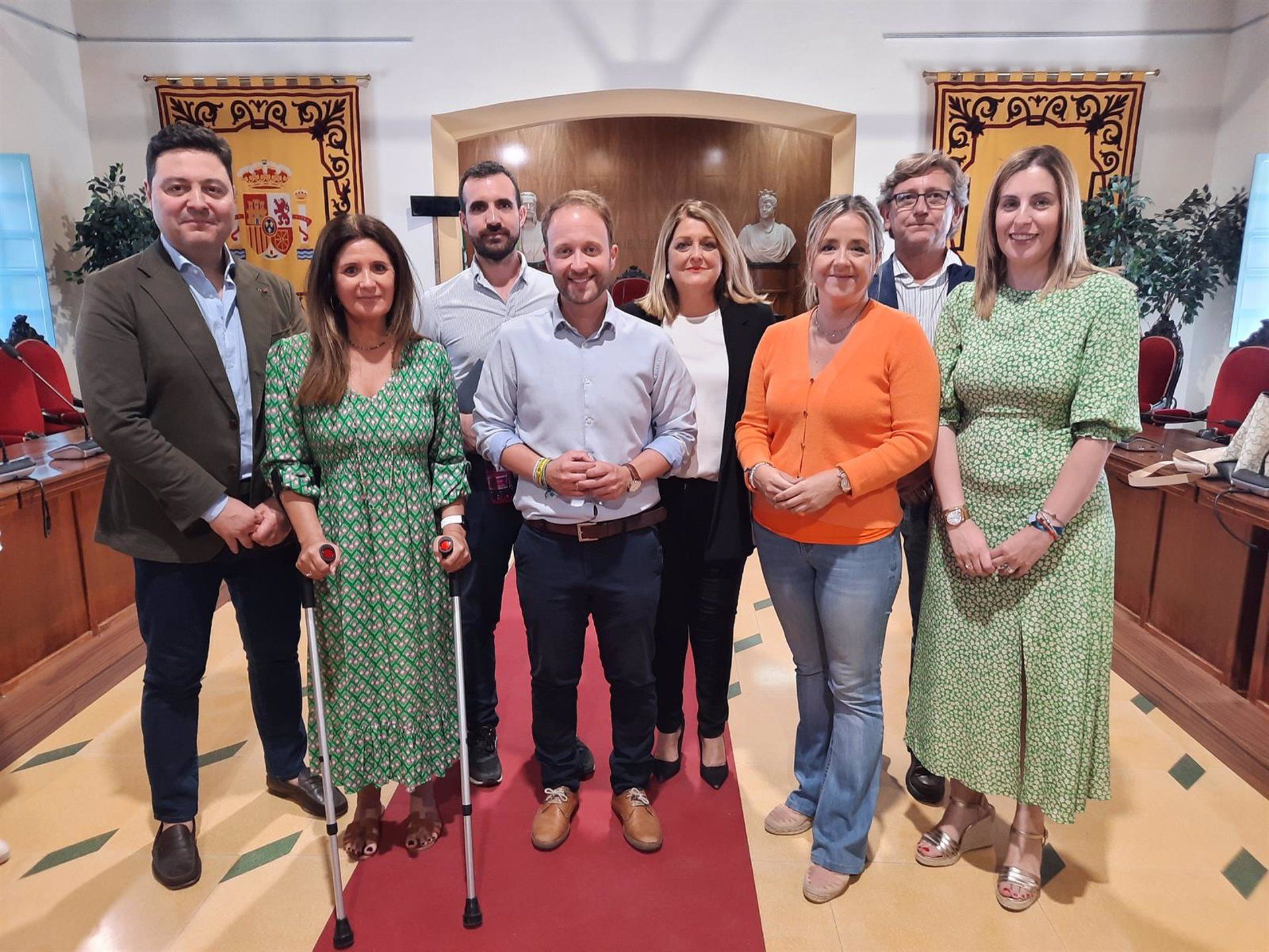 El secretario general de los populares jienenses junto a los ediles de Linares tras conocer la suspensión del pleno que mantiene a Cs y PP en el gobierno.