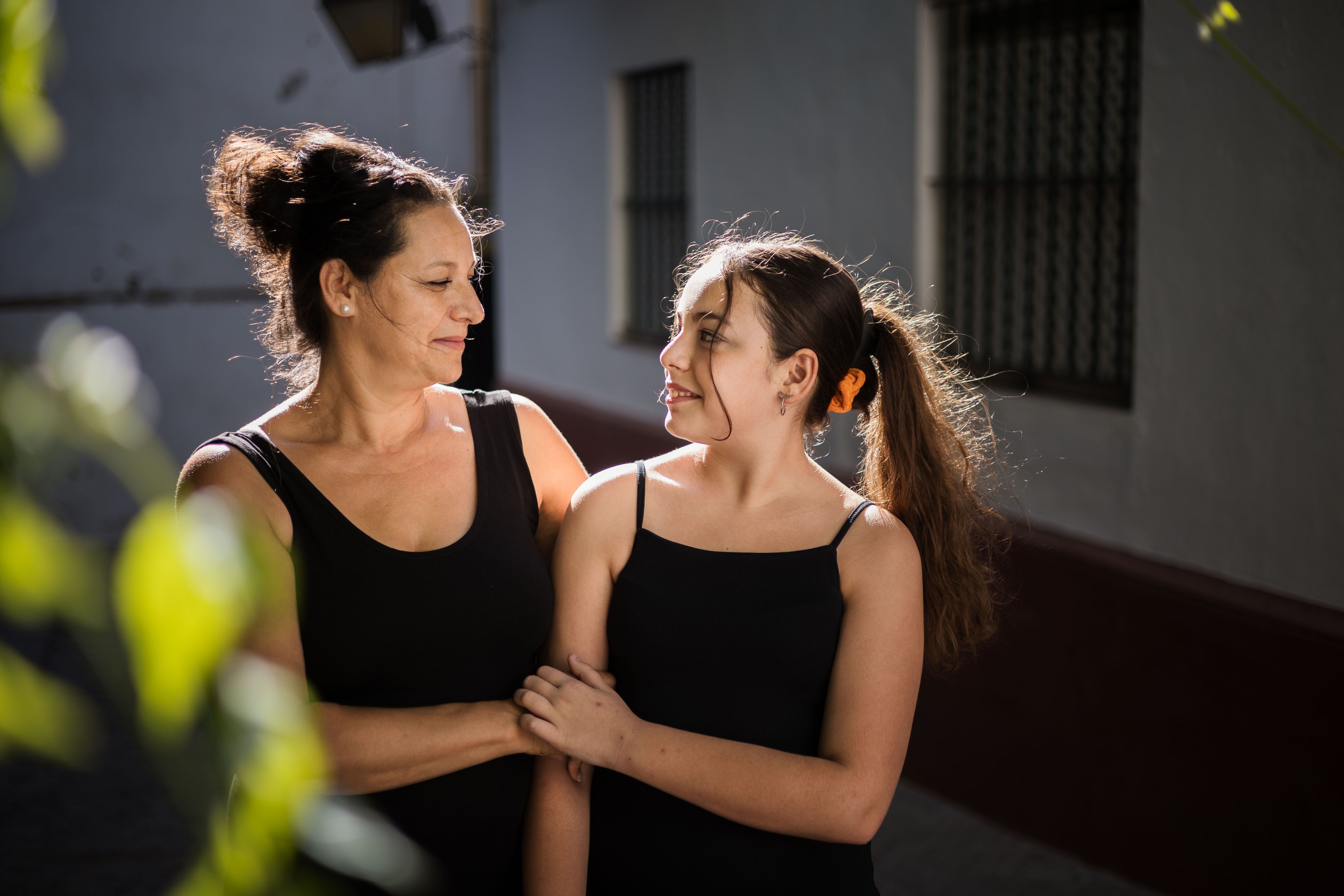Puri, con su hija, tras aprobar la EvAU. 