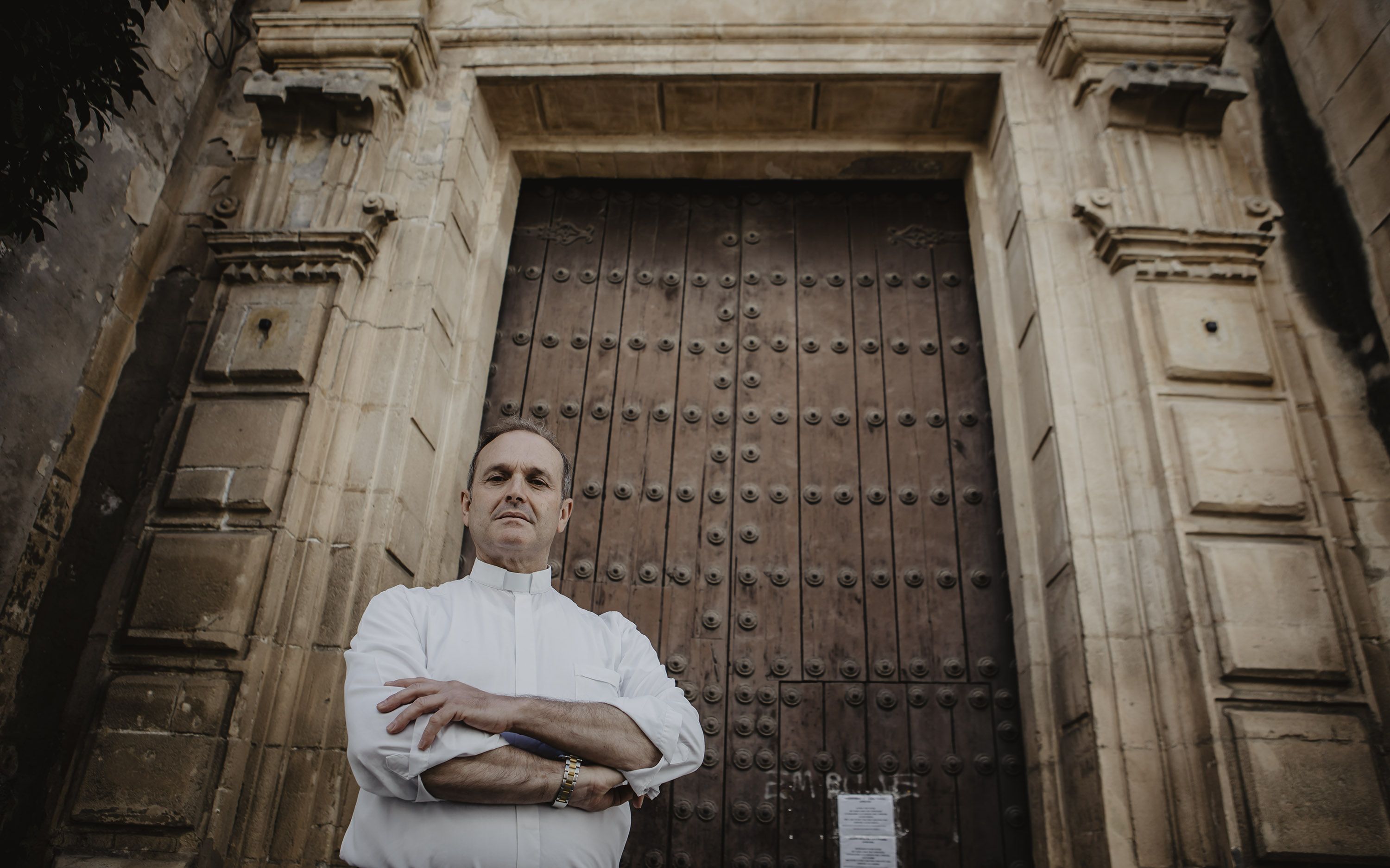 El delegado diocesano ante la puerta principal de San Marcos.    ESTEBAN