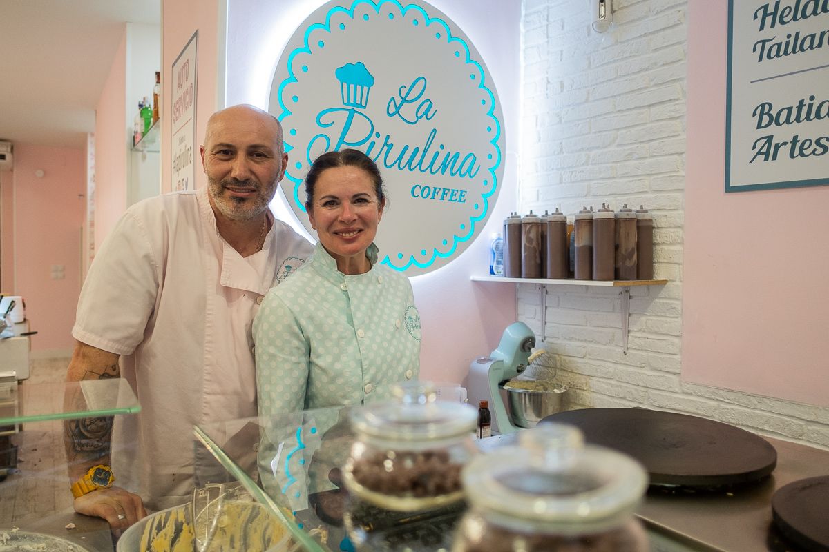 Kiko Rodríguez y María José Álvarez posando a la entrada de su cafetería La Pirulina. FOTO: MANU GARCÍA. 