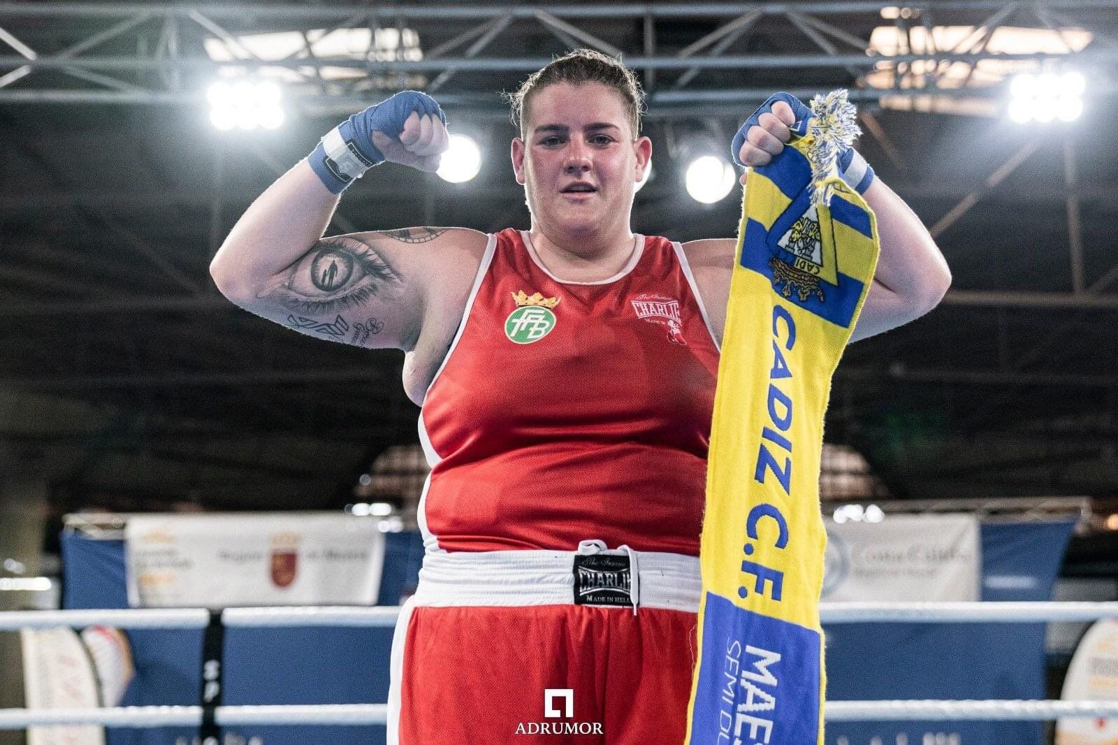 Zaira García celebra su medalla con la bufanda del Cádiz en el ring.