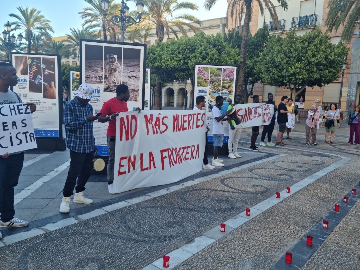 Concentración en la Plaza del Arenal tras el suceso de la valla de Melilla.