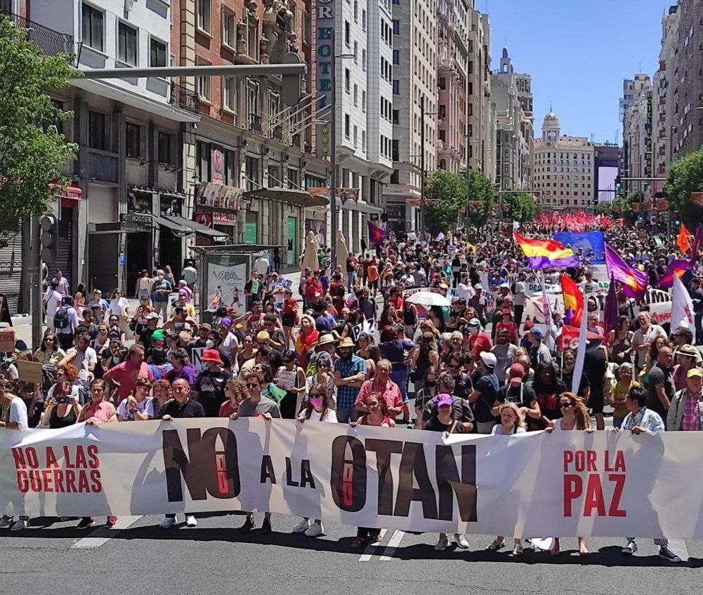 Manifestación contra la OTAN por el centro de Madrid.