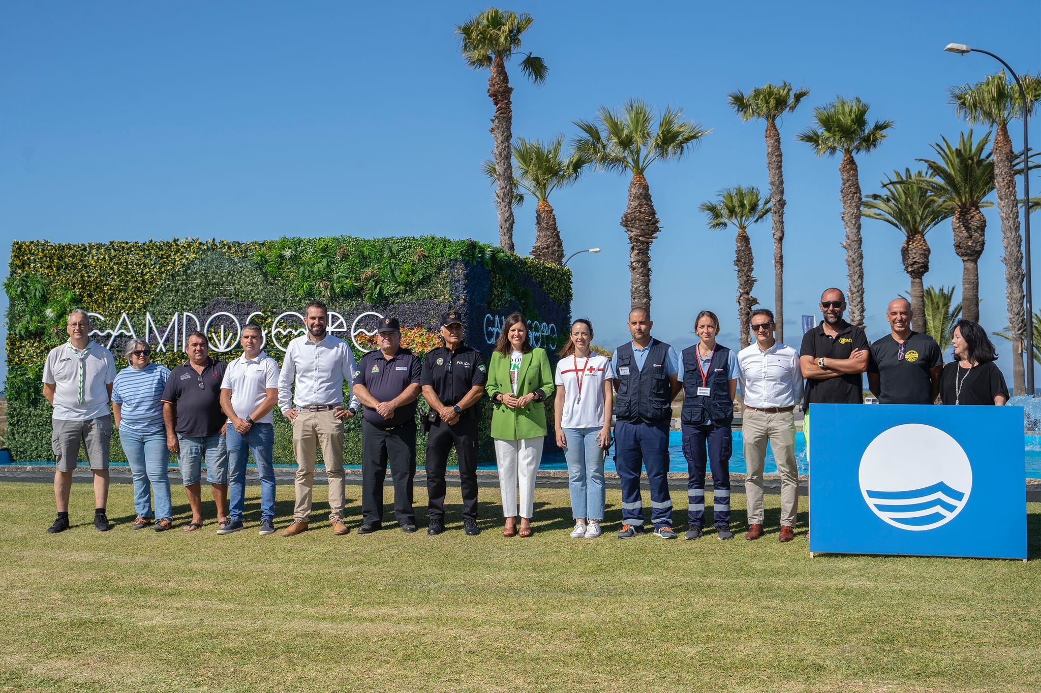 En el centro de la imagen, la alcaldesa de San Fernando, Patricia Cavada, durante la presentación de los servicios que ofrece este verano la playa 5 estrellas de la costa gaditana, Camposoto.