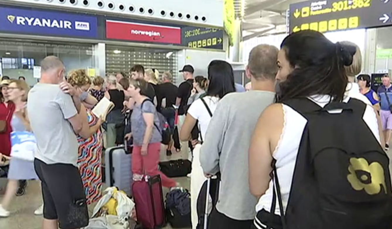Colas e indignación: cientos de afectados en Andalucía por la huelga en Ryanair. En la imagen de Canal Sur, el aeropuerto de Málaga este pasado domingo.