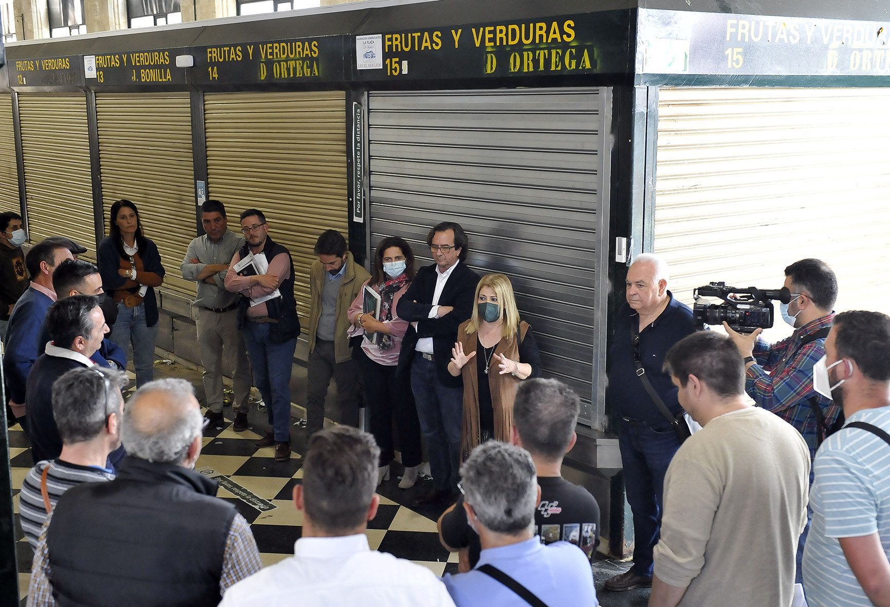 Creada la Comisión de Seguimiento para el desarrollo y evaluación de las obras del Mercado Central de Abastos. La alcaldesa, en una reunión con detallistas de la Plaza de Jerez.