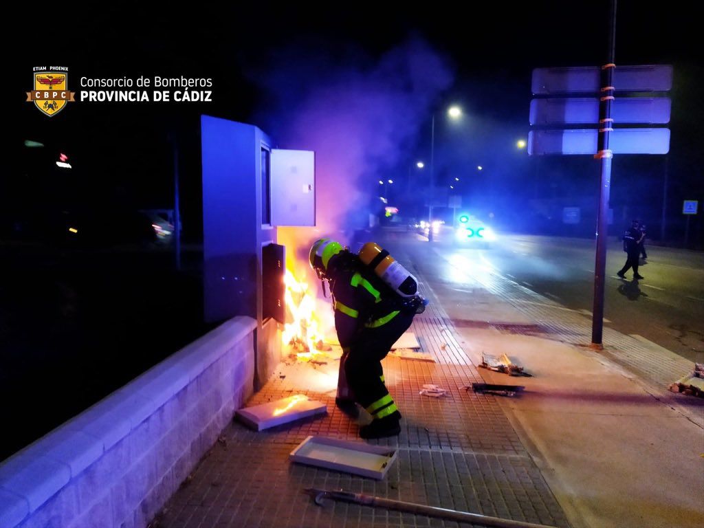 Los bomberos acuden a sofocar a un incendio en el McDonalds del centro Comercial el Camino en Chiclanay
