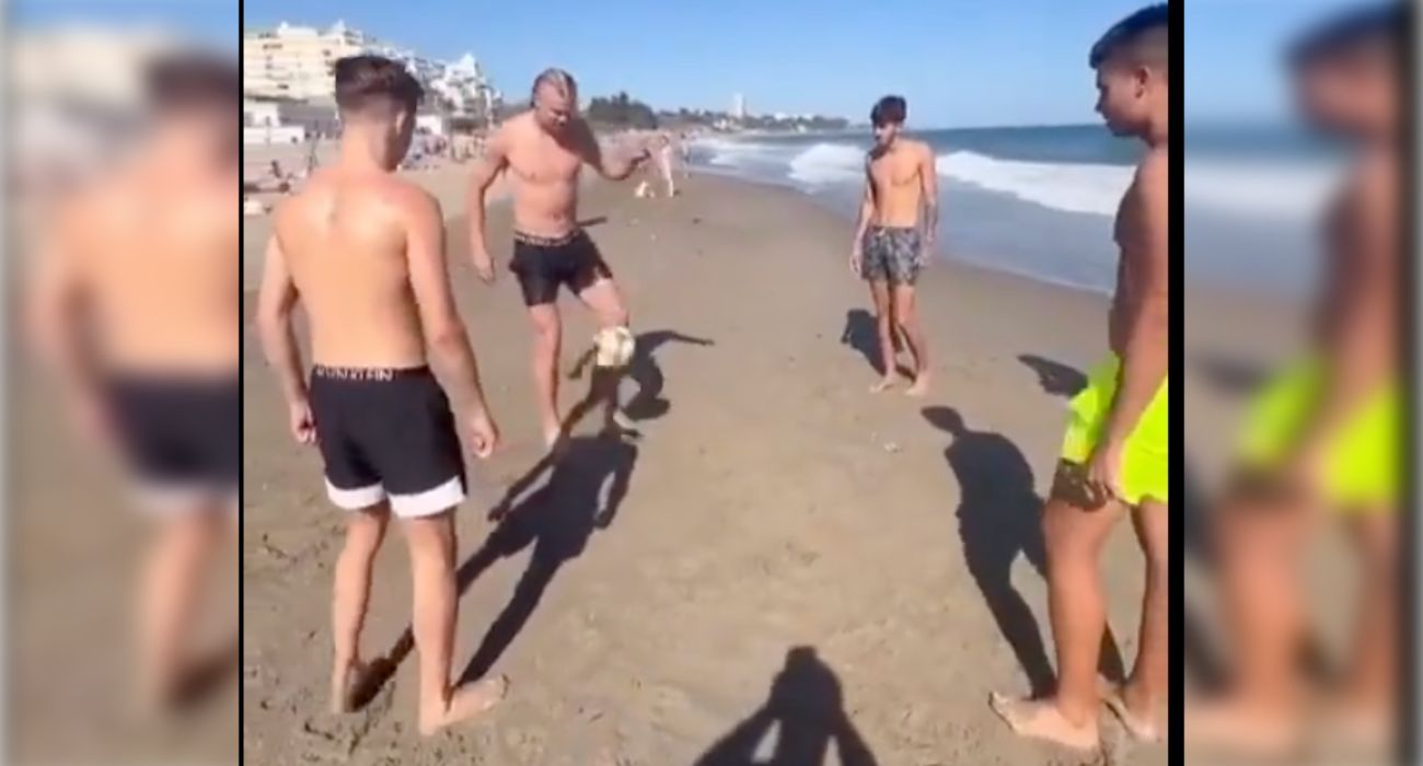 Haaland, dando toques al balón, junto a un grupo de jóvenes.