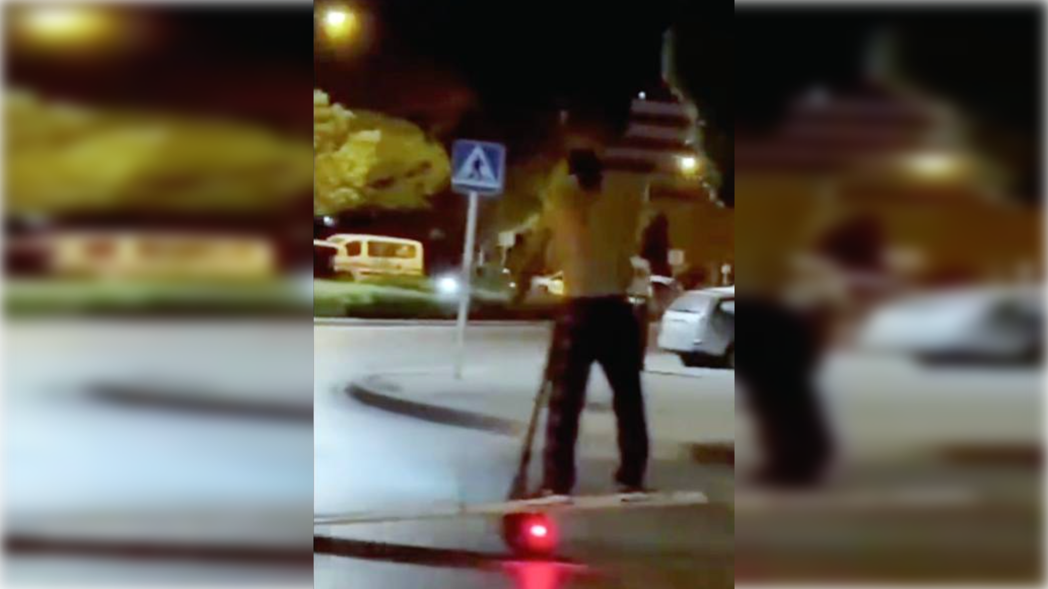 Un hombre circula en pijama y sobre una tabla en patinete. Un hombre circula en pijama y sobre una tabla en patinete.