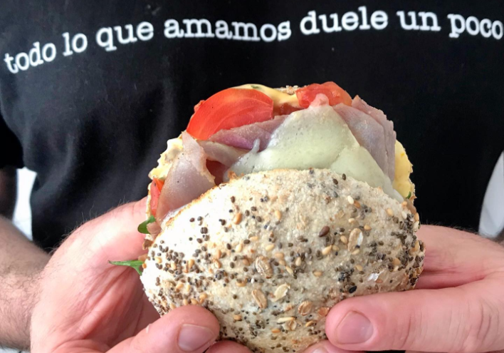 Mollete Tarifa. Malcafé, revolución  de los desayunos en Conil: molletes con atún y queso payoyo y tostadas con fresas locales
