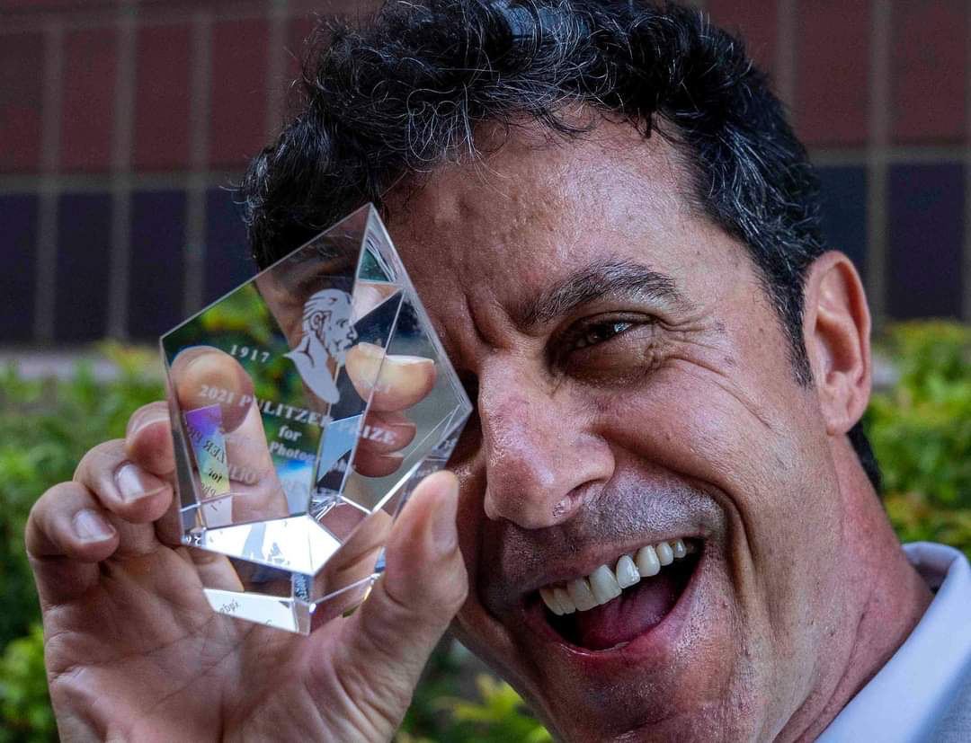 El jerezano Emilio Morenatti, exultante de alegría con su premio Pulitzer.   DAR YASIN / ASSOCIATES PRESS