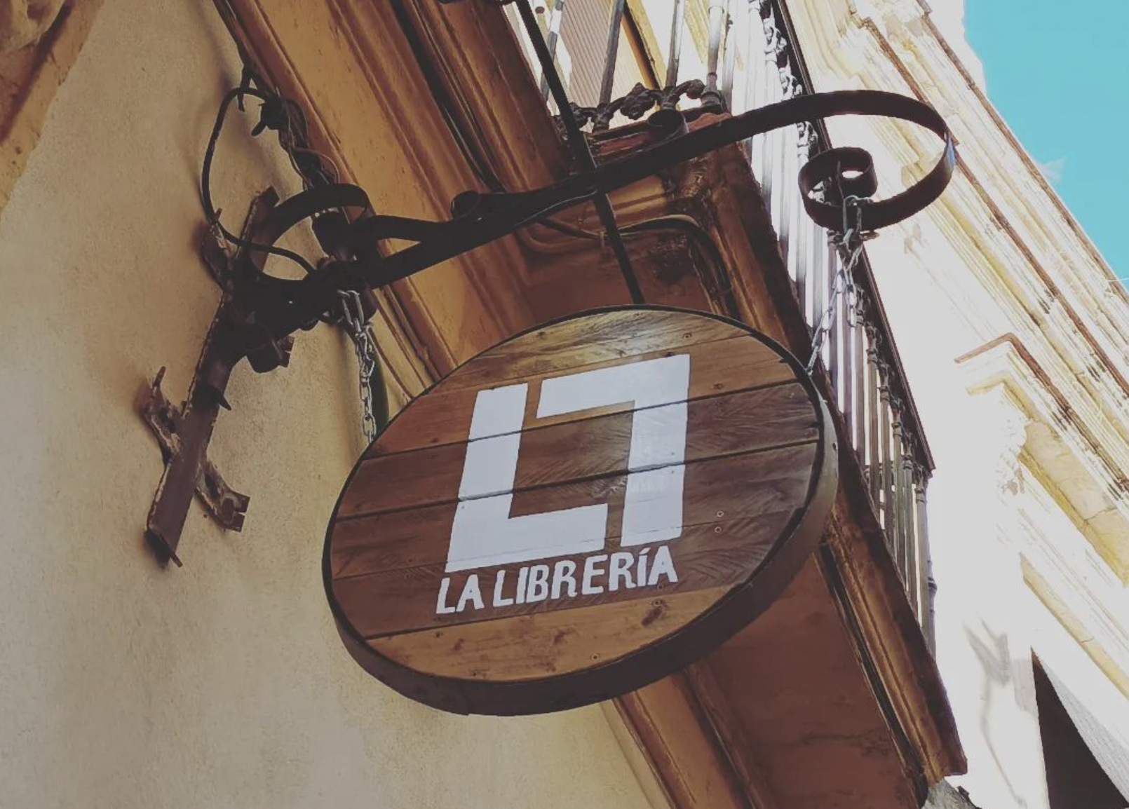 Un cartel a la entrada de La Librería de Jerez.