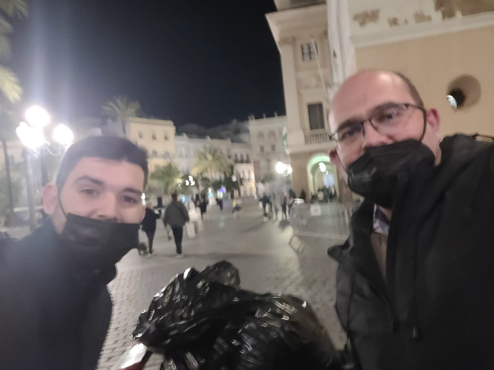 Vecinos de Cádiz recogiendo tapones para Grabiella. FACEBOOK Vecinos de Cádiz recogiendo tapones para Grabiella. FACEBOOK
