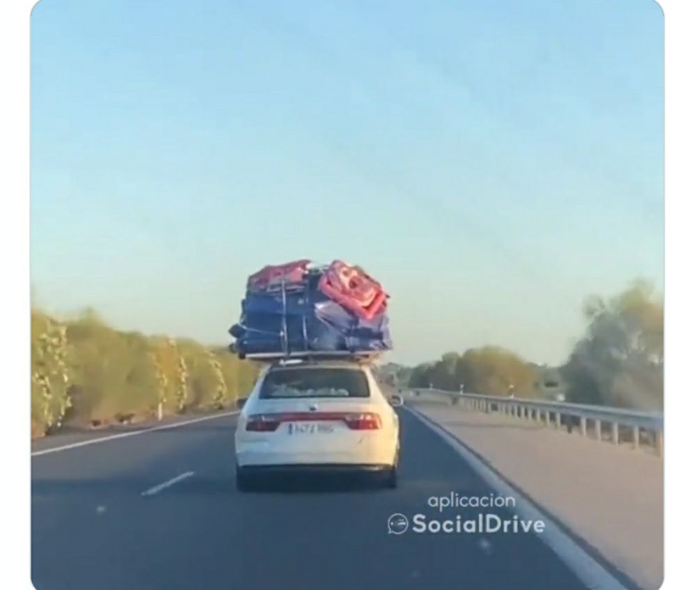 Coche con excesiva carga en la autopista de Cádiz.