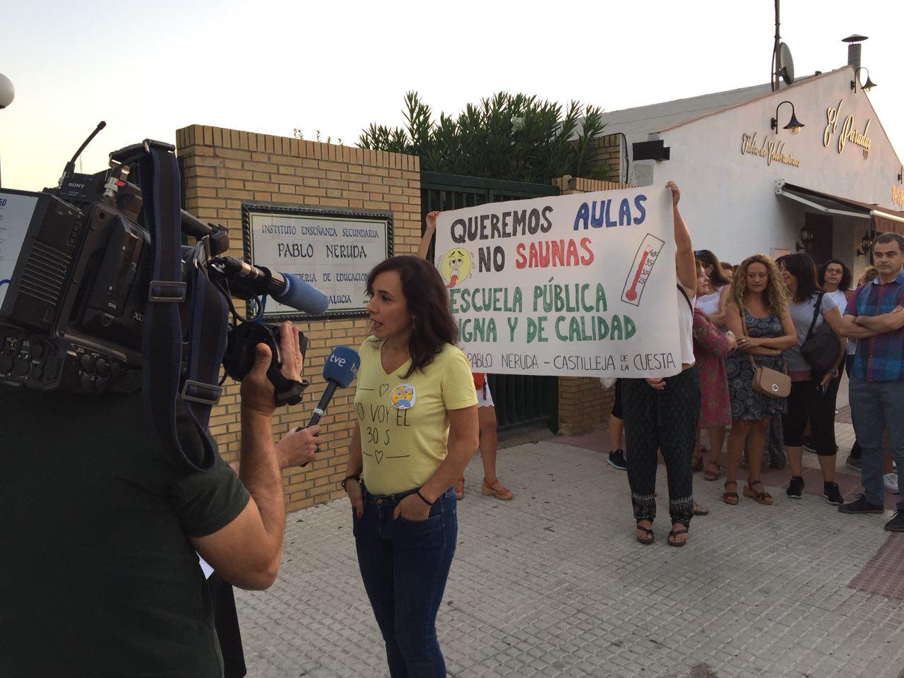 Las Escuelas de Calor han marcado la agenda mediática, en la foto Teresa Castilleja atiende a los medios de comunicación. FOTO: ESCUELAS DE CALOR 