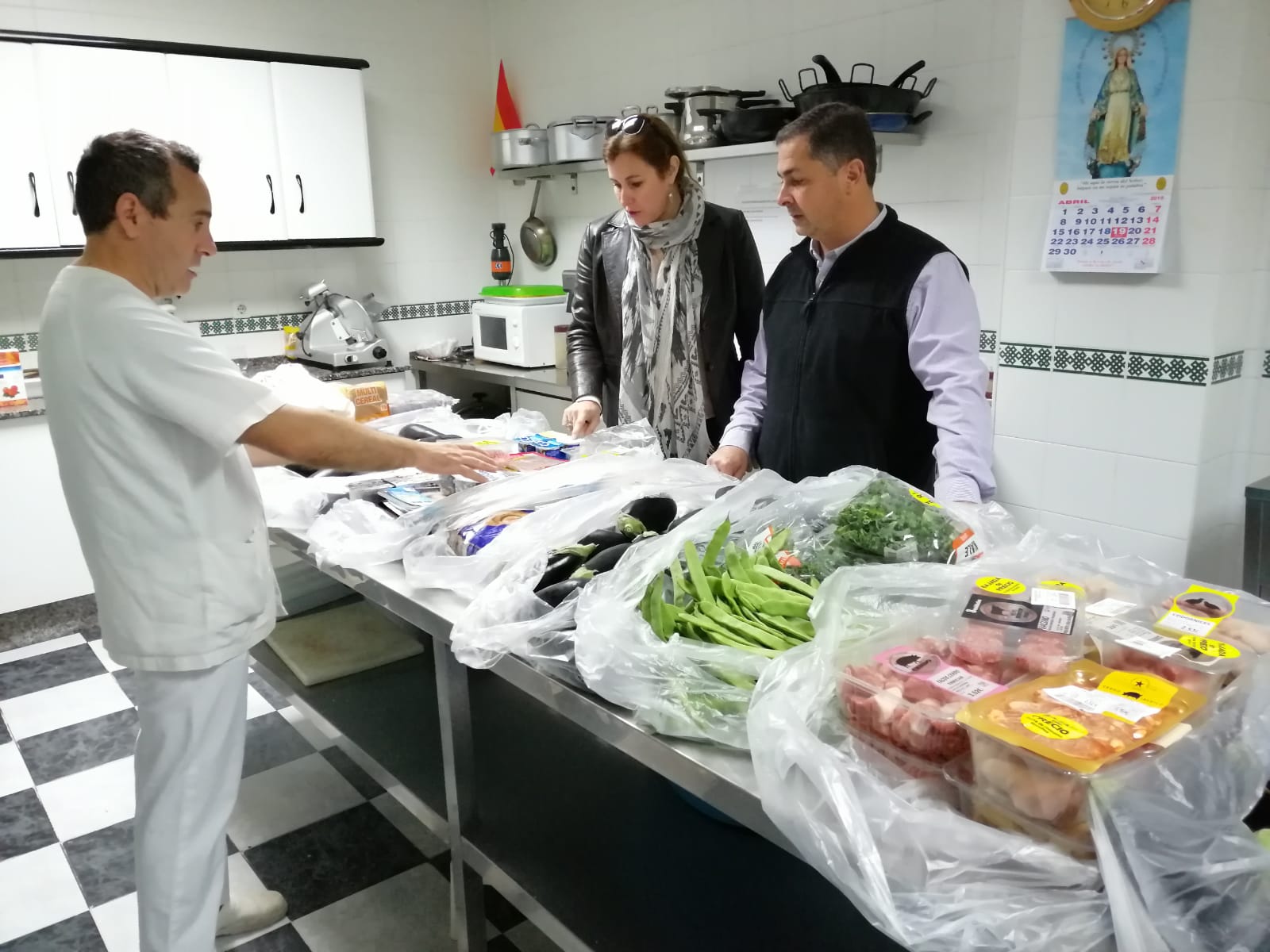 Mercadona entregando alimentos al comedor social. 