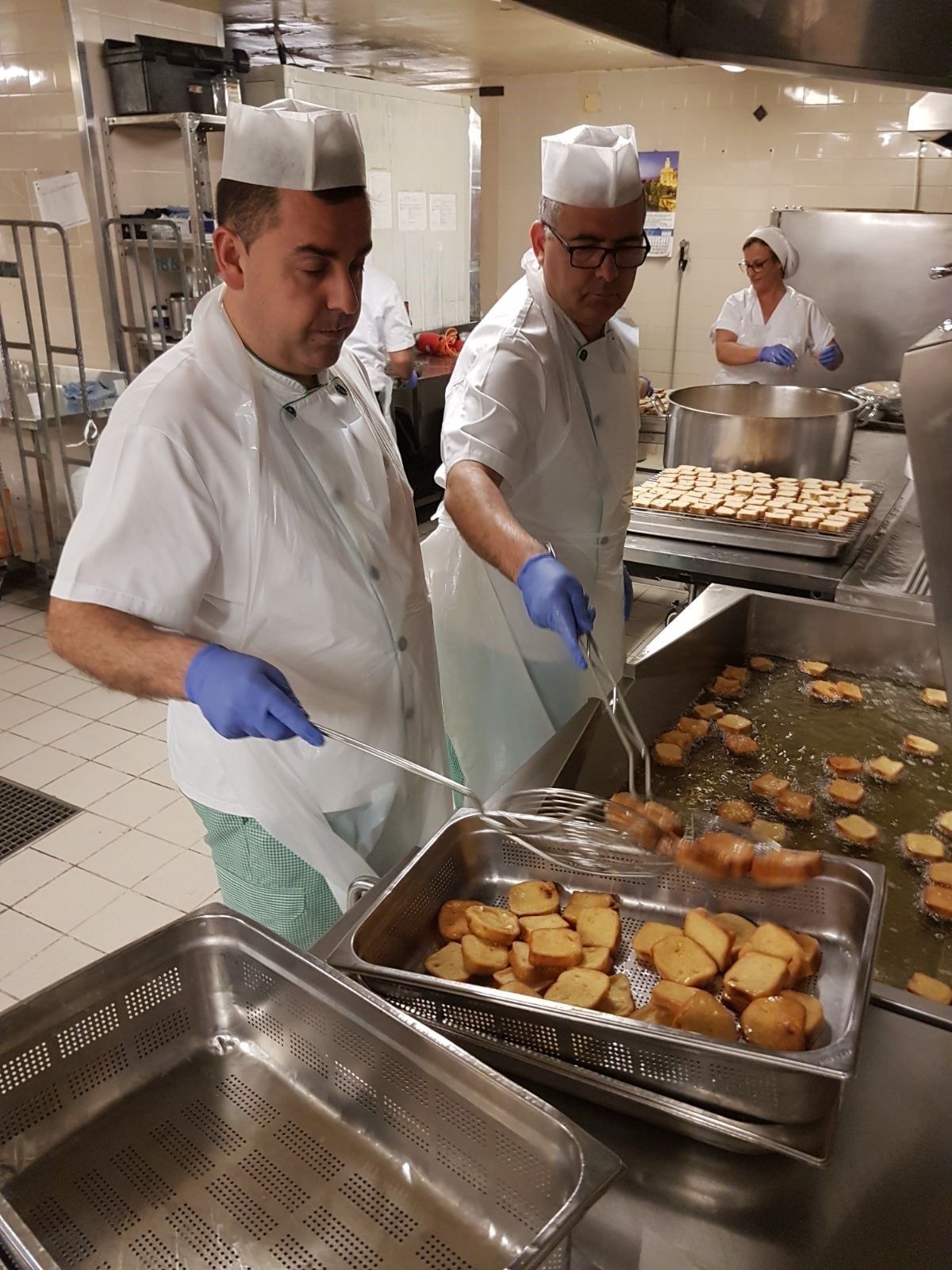 Cocineros del Hospital de Jerez preparando torrijas para los pacientes.