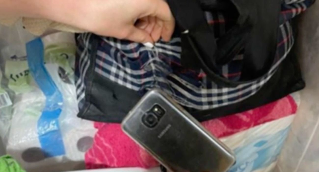 El teléfono móvil encontrado por una joven en un cuarto de baño de un piso de alquiler.