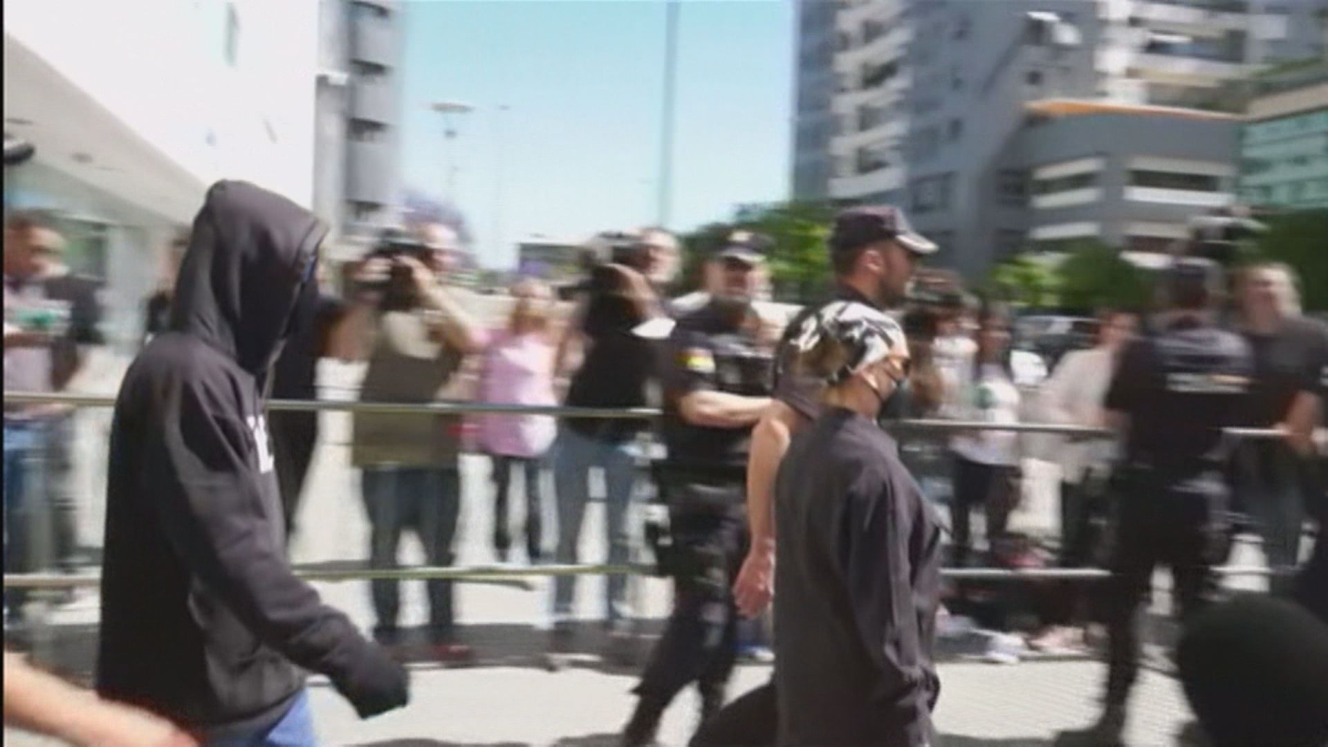 'El Cuco' y su madre, a su llegada al último juicio.   RTVE